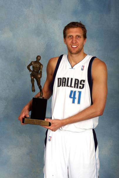 2007: Dirk in posa col trofeo di mvp. Peccato che i suoi Mavs siano appena stati eliminati al primo turno playoff da Golden State